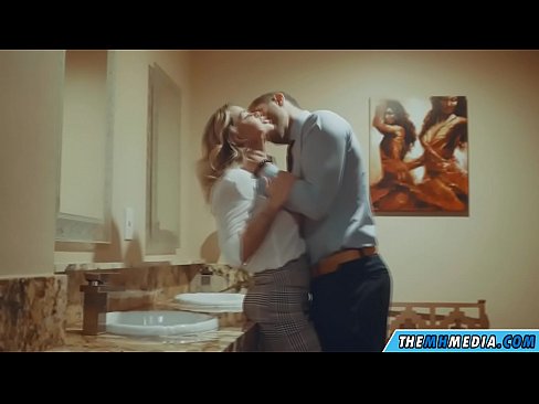 ❤️ जब एक बस्टी ब्लोंड आपको पब्लिक टॉयलेट में बहकाती है घर का अश्लील hi.porngifer.ru पर ️